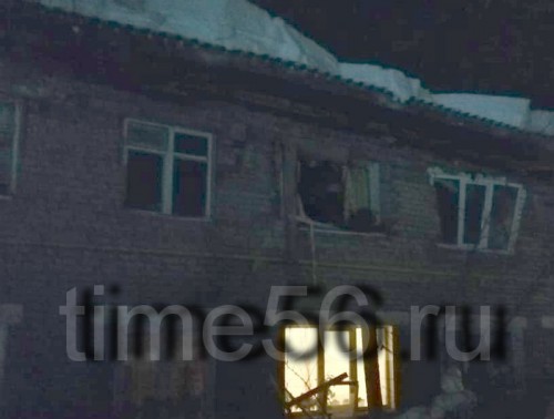 В Шарлыке под тяжестью снега произошло обрушение крыши и разрушение дома