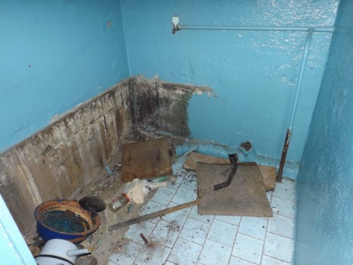 В Адамовском районе мужчина украл у соседки чугунные трубы, ванну и водяной счетчик