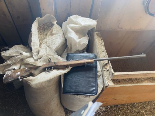 В Кваркено полицейские изъяли карабин и патроны В Кваркено полицейские изъяли карабин и патроны