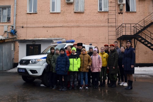 В Оренбурге полицейские провели экскурсию для учащихся в полку патрульно-постовой службы полиции