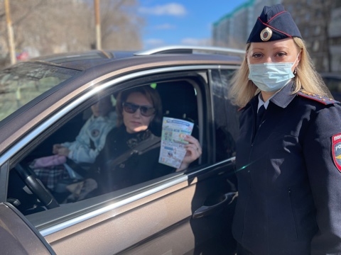 Сотрудники Госавтоинспекции Оренбурга проводят профилактические беседы с водителями