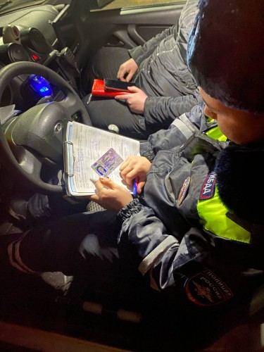 Госавтоинспекция Бузулука задержала женщину, которая приобрела по объявлению водительское удостоверение и совершила ДТП. Госавтоинспекция Бузулука задержала женщину, которая приобрела по объявлению водительское удостоверение и совершила ДТП.