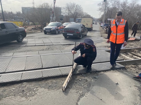    Сотрудники отделения дорожного надзора ОГИБДД  МУ МВД России «Оренбургское» совместно с представителями транспортной прокуратуры проводят проверки железнодорожных переездов