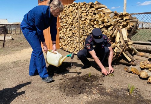 Полицейские Кваркенского района совместно с сотрудниками прокуратуры поздравили ветерана с праздником Великой Победы