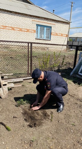 Полицейские Кваркенского района совместно с сотрудниками прокуратуры поздравили ветерана с праздником Великой Победы