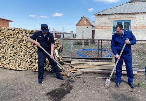 Полицейские Кваркенского района совместно с сотрудниками прокуратуры поздравили ветерана с праздником Великой Победы