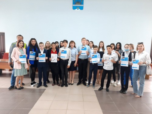 Оренбургские сотрудники полиции поздравляют юных жителей с вручением главного документа
