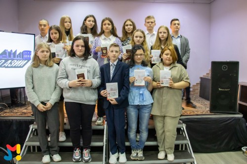 Оренбургские сотрудники полиции поздравляют юных жителей с вручением главного документа