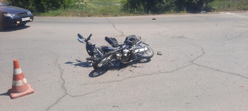 Сотрудники полиции устанавливают обстоятельства ДТП со скутером