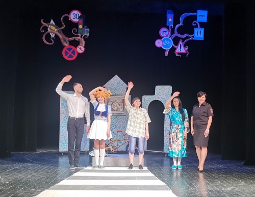 В Оренбургском государственном татарском драматическом театре им. М. Файзи прошел летний показ спектакля по безопасности дорожного движения