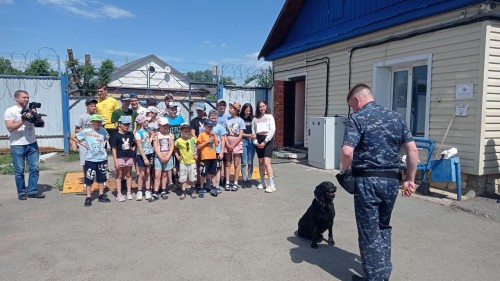 В Оренбургской области в День кинологической службы воспитанники реабилитационного центра «Гармония» познакомились со служебными собаками В Оренбургской области в День кинологической службы воспитанники реабилитационного центра «Гармония» познакомились со служебными собаками