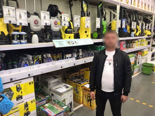 В Оренбурге полицейские задержали сотрудника подрядной организации, похищавшего из строительного гипермаркета сантехнику