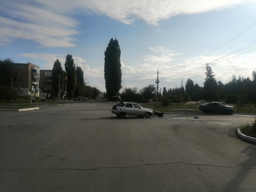 Сотрудники полиции устанавливают обстоятельства дорожно-транспортного происшествия на проспекте Победы г. Гая Сотрудники полиции устанавливают обстоятельства дорожно-транспортного происшествия на проспекте Победы г. Гая