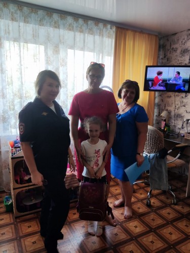 В Оренбургской области полицейские присоединились к Всероссийской акции «Помоги пойти учиться» В Оренбургской области полицейские присоединились к Всероссийской акции «Помоги пойти учиться»