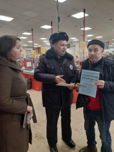 В Оренбургской области продолжается акция «Один день с участковым»  