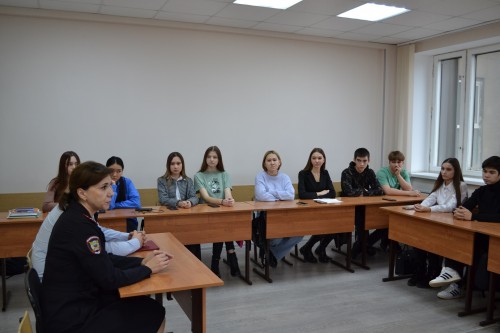В Оренбурге полицейские провели занятие по теме «Киберпреступность»