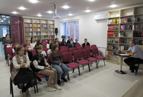 В День правовой помощи детям сотрудник ГИБДД встретился с учениками МБОУ СОШ №3