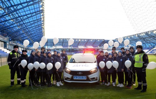 В Оренбурге инспекторы ГИБДД вместе с юными футболистами ФК