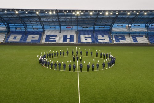 В Оренбурге инспекторы ГИБДД вместе с юными футболистами ФК В Оренбурге инспекторы ГИБДД вместе с юными футболистами ФК