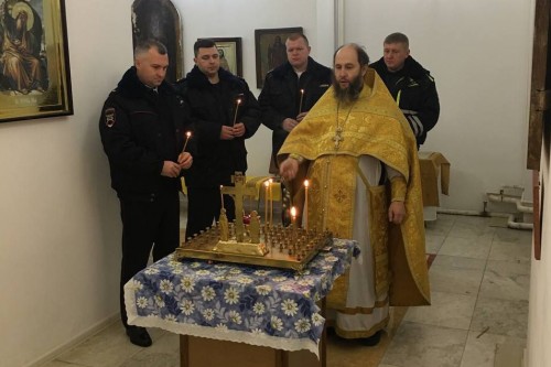 В День памяти жертв ДТП сотрудники ГИБДД Бугуруслана посетили богослужение в храме Святой Троицы Бугуруслана. В День памяти жертв ДТП сотрудники ГИБДД Бугуруслана посетили богослужение в храме Святой Троицы Бугуруслана.