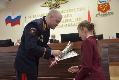 Начальник УМВД России по Оренбургской области наградил победителей конкурса детского рисунка «Мои родители работают в полиции» Начальник УМВД России по Оренбургской области наградил победителей конкурса детского рисунка «Мои родители работают в полиции»