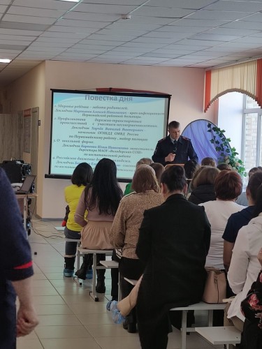 В Первомайском районе сотрудники ГИБДД, общественники, педагоги и родители обсудили за «круглым столом» работу по профилактике детского дорожно-транспортного травматизма и основные виды, и способы мошенничества