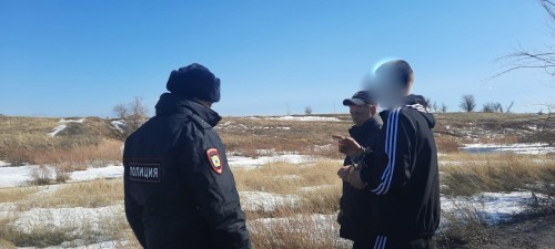 Новотроицкие полицейские оперативно задержали пятерых участников группы, под угрозой оружия похитивших у перекупщика машин деньги и имущество на сумму, превышающую 800 000 рублей   