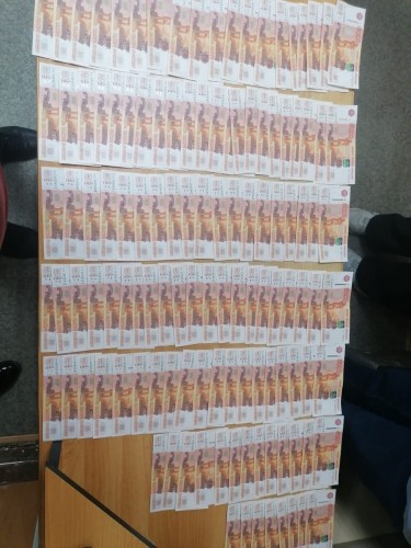 Грабитель отобрал у женщины почти 700 000 рублей, выброшенные в окно