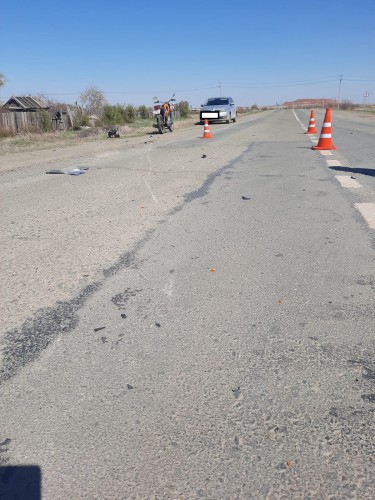 Сотрудники ГИБДД устанавливают обстоятельства ДТП с пострадавшим в Светлинском районе.