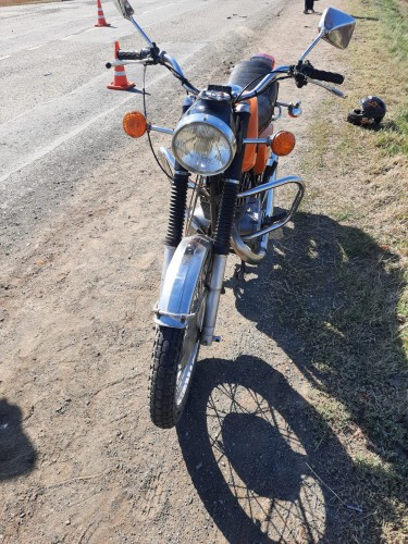 Сотрудники ГИБДД устанавливают обстоятельства ДТП с пострадавшим в Светлинском районе.