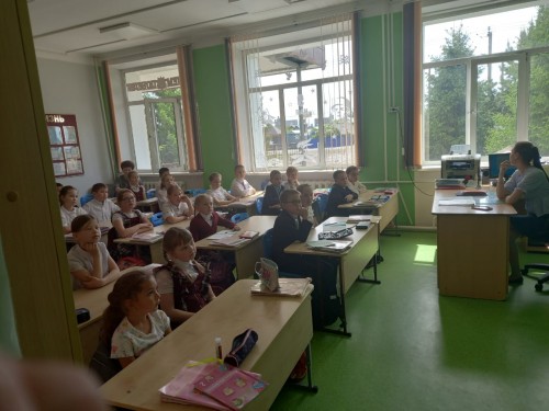 В рамках профилактического мероприятия «Внимание дети!» сотрудники ОГИБДД ОМВД России по Саракташскому району провели урок «Дорожной безопасности» в СОШ №1