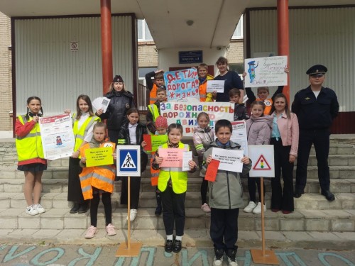 Сотрудники Госавтоинспекции Гайского городского округа провели акцию «Притормози, когда шагают малыши!»