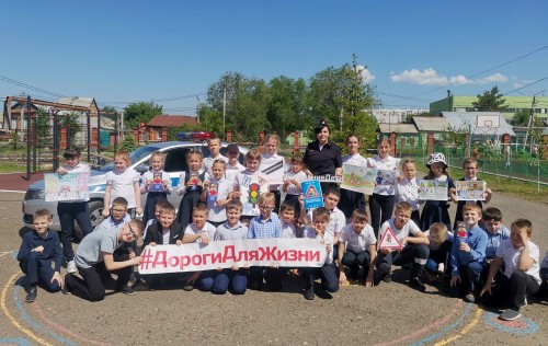 Сотрудники ГИБДД познакомили школьников с правилами дорожного движения и патрульным автомобилем Сотрудники ГИБДД познакомили школьников с правилами дорожного движения и патрульным автомобилем