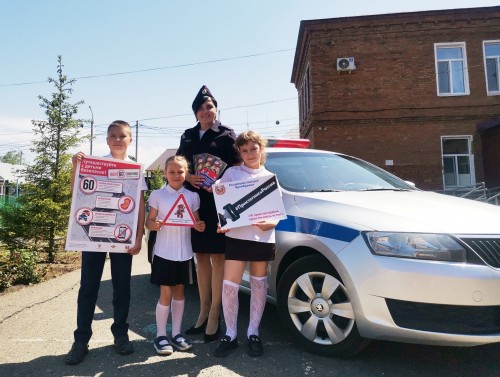 Сотрудники ГИБДД познакомили школьников с правилами дорожного движения и патрульным автомобилем Сотрудники ГИБДД познакомили школьников с правилами дорожного движения и патрульным автомобилем