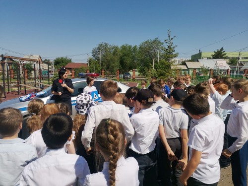 Сотрудники ГИБДД познакомили школьников с правилами дорожного движения и патрульным автомобилем Сотрудники ГИБДД познакомили школьников с правилами дорожного движения и патрульным автомобилем