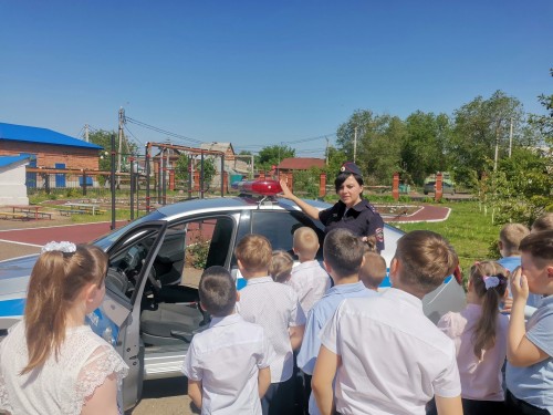 Сотрудники ГИБДД познакомили школьников с правилами дорожного движения и патрульным автомобилем Сотрудники ГИБДД познакомили школьников с правилами дорожного движения и патрульным автомобилем