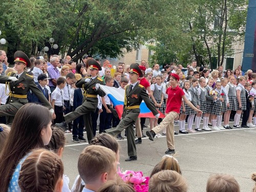 На торжественной линейке «Последнего звонка» сотрудники ГИБДД пожелали школьникам безопасных каникул