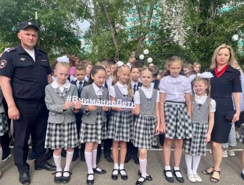 На торжественной линейке «Последнего звонка» сотрудники ГИБДД пожелали школьникам безопасных каникул