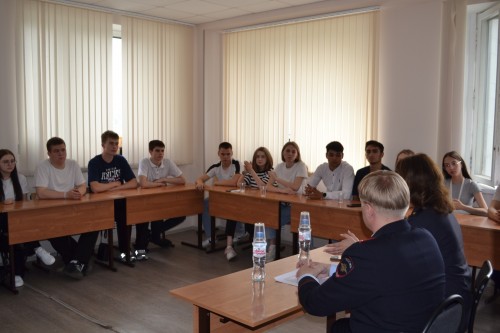 В Оренбурге сотрудники полиции провели правовой урок для студентов экономико-юридического колледжа В Оренбурге сотрудники полиции провели правовой урок для студентов экономико-юридического колледжа