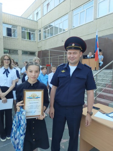 Сотрудник полиции Отд МВД России по Гайскому городскому округу наградил призеров конкурса «Участковый глазами детей»