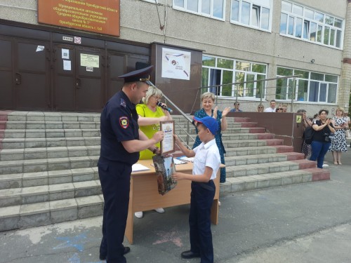 Сотрудник полиции Отд МВД России по Гайскому городскому округу наградил призеров конкурса «Участковый глазами детей» Сотрудник полиции Отд МВД России по Гайскому городскому округу наградил призеров конкурса «Участковый глазами детей»