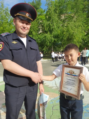 Сотрудник полиции Отд МВД России по Гайскому городскому округу наградил призеров конкурса «Участковый глазами детей» Сотрудник полиции Отд МВД России по Гайскому городскому округу наградил призеров конкурса «Участковый глазами детей»