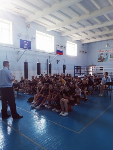 В Новотроицкой спортивной школе «Юность» полицейские провели с воспитанниками беседы о безопасности