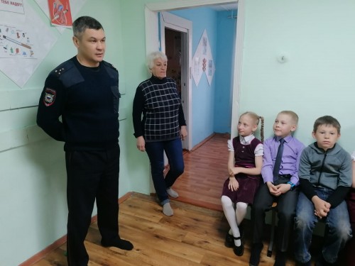 Полицейские Новотроицка во «Всероссийский День правовой помощи детям» провели беседы со школьниками   