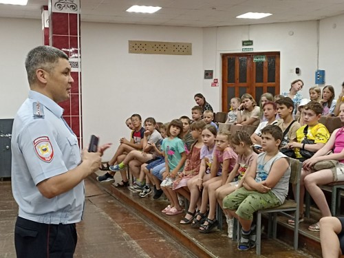 Сотрудники полиции провели беседу в пришкольном лагере в рамках оперативно-профилактического мероприятия «Защита» Сотрудники полиции провели беседу в пришкольном лагере в рамках оперативно-профилактического мероприятия «Защита»