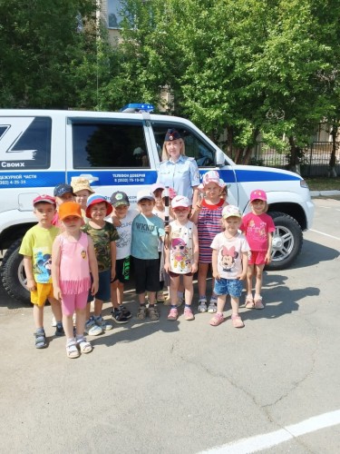 Сотрудники Госавтоинспекции Гайского городского округа рассказали воспитанникам детского сада о ПДД и показали патрульный автомобиль