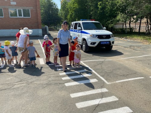 Сотрудники Госавтоинспекции Гайского городского округа рассказали воспитанникам детского сада о ПДД и показали патрульный автомобиль