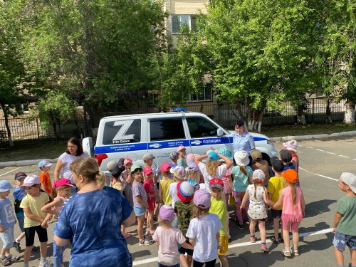 Сотрудники Госавтоинспекции Гайского городского округа рассказали воспитанникам детского сада о ПДД и показали патрульный автомобиль