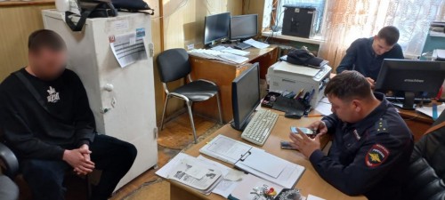 В Новотроицке полицейские задержали курьера мошенников, который забирал деньги у пенсионеров В Новотроицке полицейские задержали курьера мошенников, который забирал деньги у пенсионеров