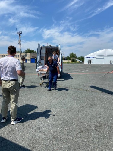 Девочку из Гая доставили в Оренбург ботом санавиации